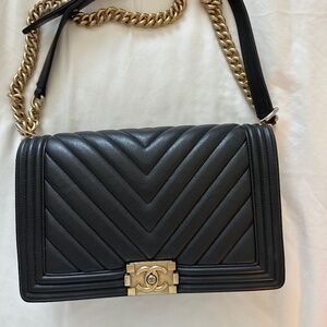 Chanel chevron boy bag - medium black leather